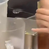 膈应到了！霸王茶姬店员徒手搅奶茶，调查通报来了，你买账吗？