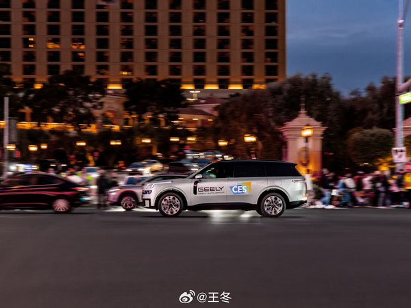 在#2026ces# 上，吉利汽车正式发布#千里浩瀚G-ASD# ，同时领克900现场亮相，并官宣同步推送LYNK Flyme Auto 900 2.2.0版本。这次G-ASD，新增了D2D车位到车位