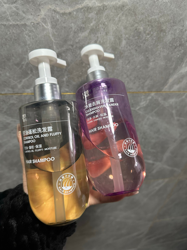 这个丝丽小红帽洗发水，是水水很用心测评了大半瓶再来给老婆们反馈滴！老婆们都记得我之前用的丝丽小红帽家的发膜！超级好用，也没怎么在微博发，但是一直出单，都是老婆们回购的。华熙生物旗下的～成分很放心了。这