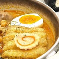 冬阴功汤面与香奈儿蛋糕卷的邂逅