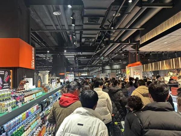 元旦实探胖东来，消费者：没人能空着手出来