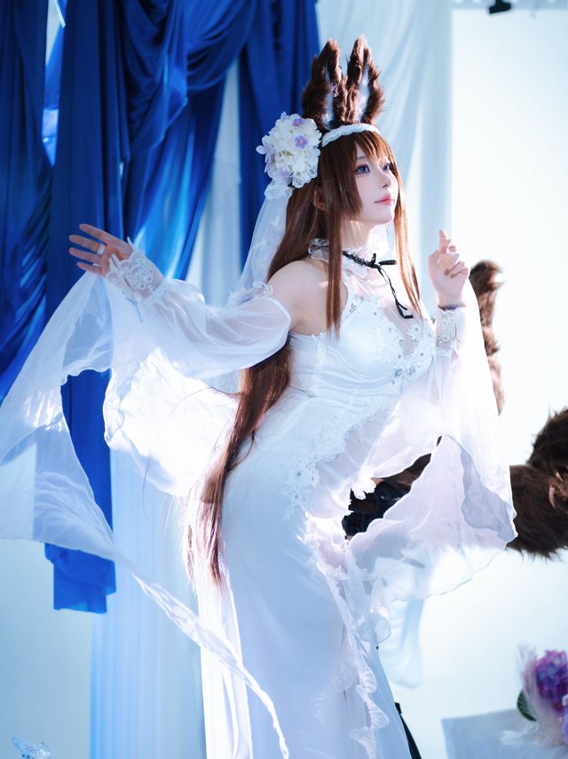 #cos##碧蓝航线##碧蓝航线cos# 🌸水月花烛🌸         ☆*:.｡. ✨天城-誓约花嫁✨ .｡.:*☆  纪念这特殊又普通的一天【🧱9️⃣两个指挥官吃🍰】摄影@喵叔Katze 👗@爪子