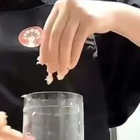 霸王茶姬徒手制茶，品质堪忧？