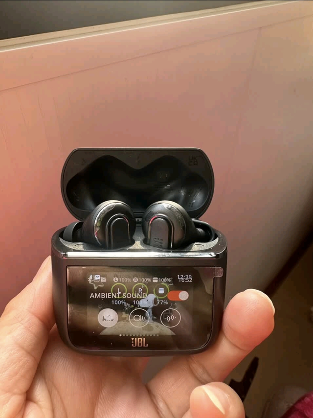 JBL Tour Pro 3：功能旗舰，耳机偏大是其不足