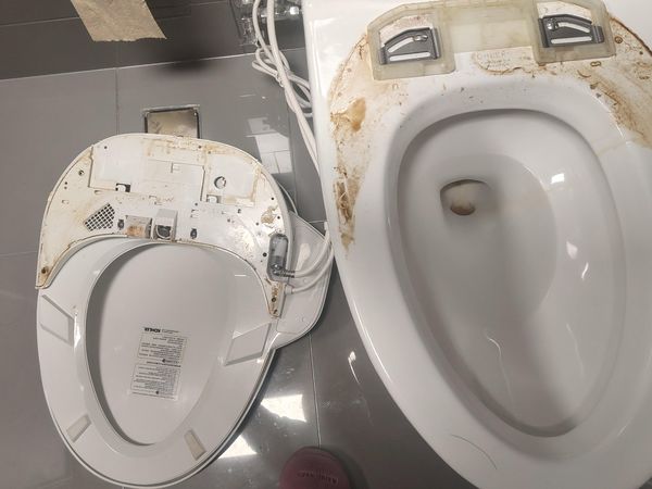 用了两年“智能马桶”后，实在忍无可忍，我又换回了普通马桶