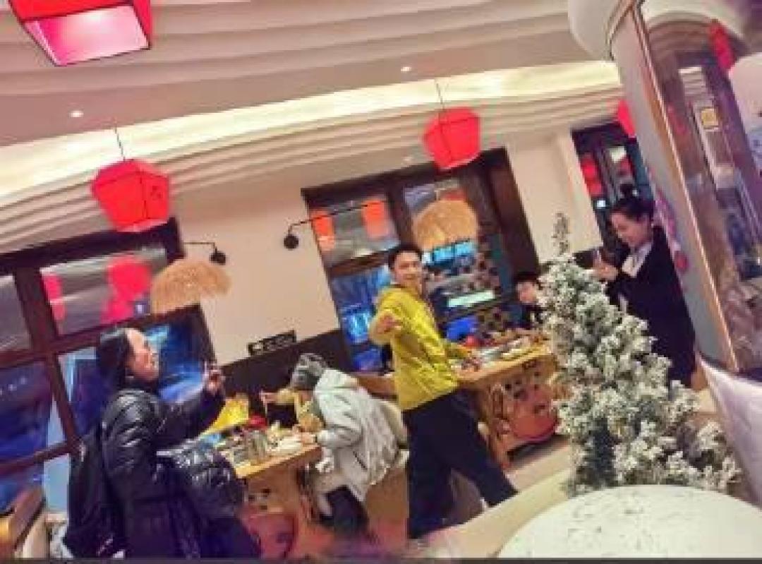 谢霆锋打卡哈尔滨特色鱼馆,亲民互动引食客围观合影