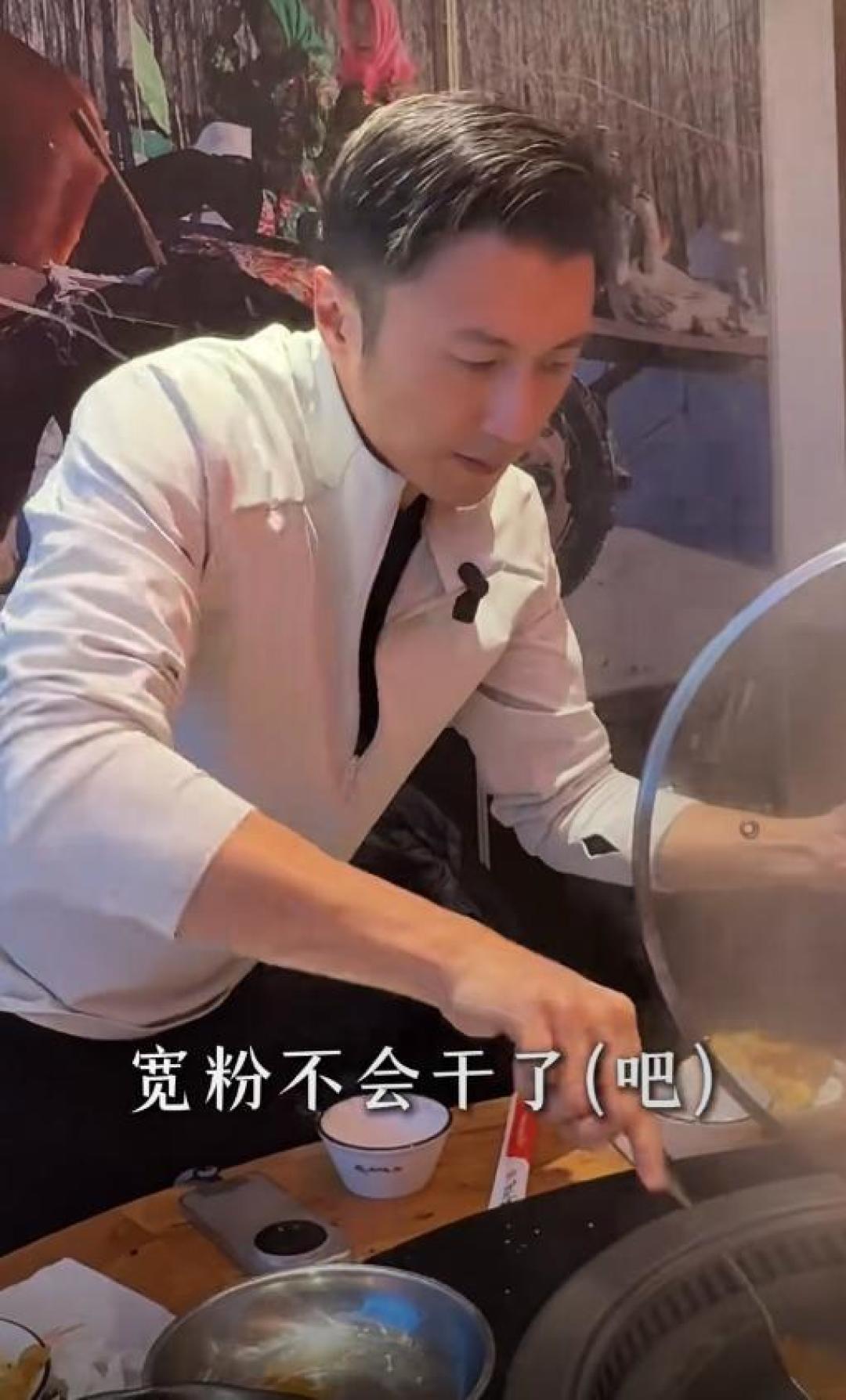 谢霆锋打卡哈尔滨特色鱼馆，亲民互动引食客围观合影