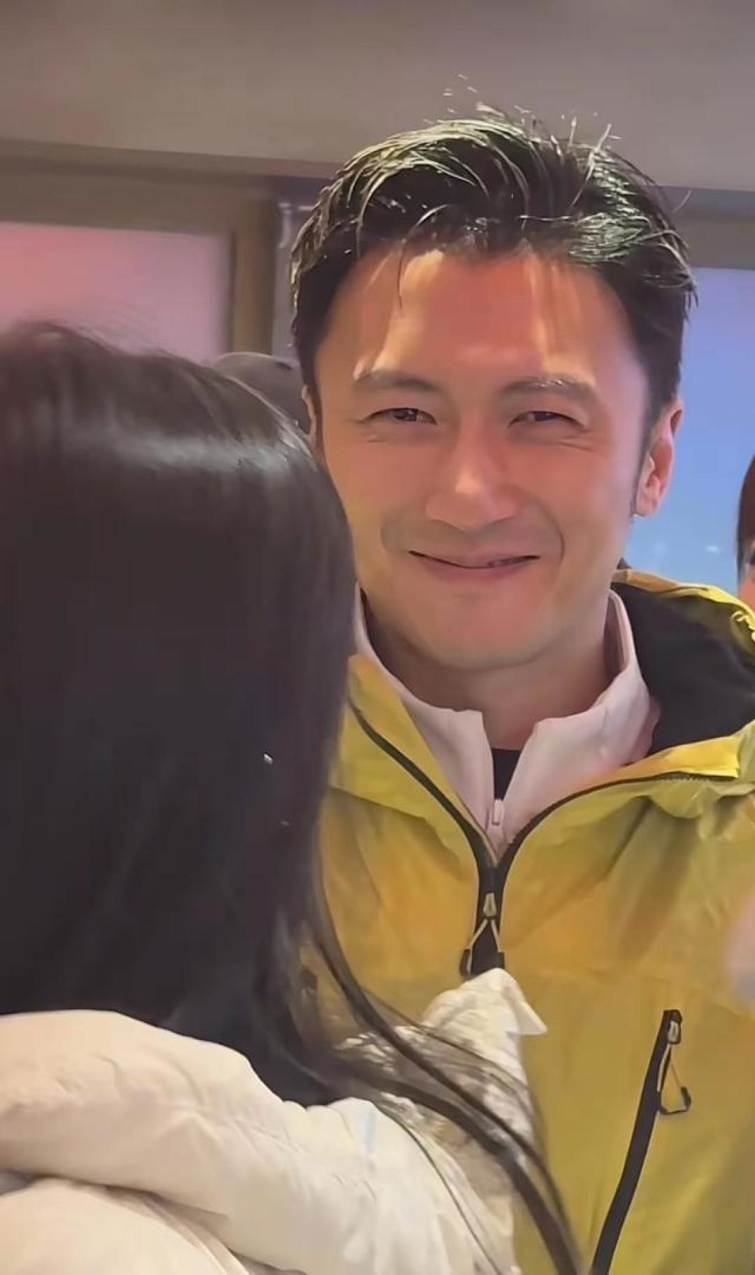 谢霆锋打卡哈尔滨特色鱼馆,亲民互动引食客围观合影