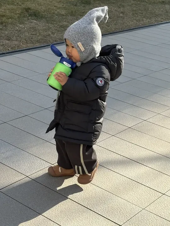 一岁小孩哥的羽绒服穿着感受（保姆鹅🆚巴拉）