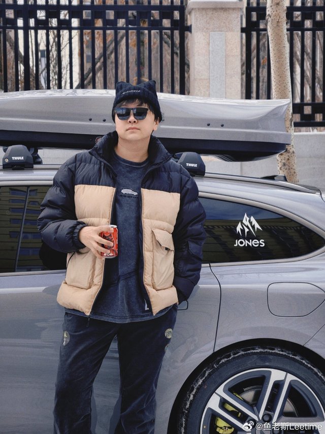 黑丝白丝，不如JONES. 拓乐横杆装上了，自己动手，不到2小时。风噪是真的低！说明书提示 50㎞ → 500km 紧固。零下二十度的热胀冷缩也补充了下。嗯.. 4NM。#AlpineDesign##