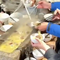 餐馆上新石槽火锅被调侃像猪食槽 店家：经过抛光打磨 卫生安全没问题