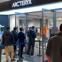 始祖鸟成海南新特产，三亚免税店挤满“反季扫货”的东北人