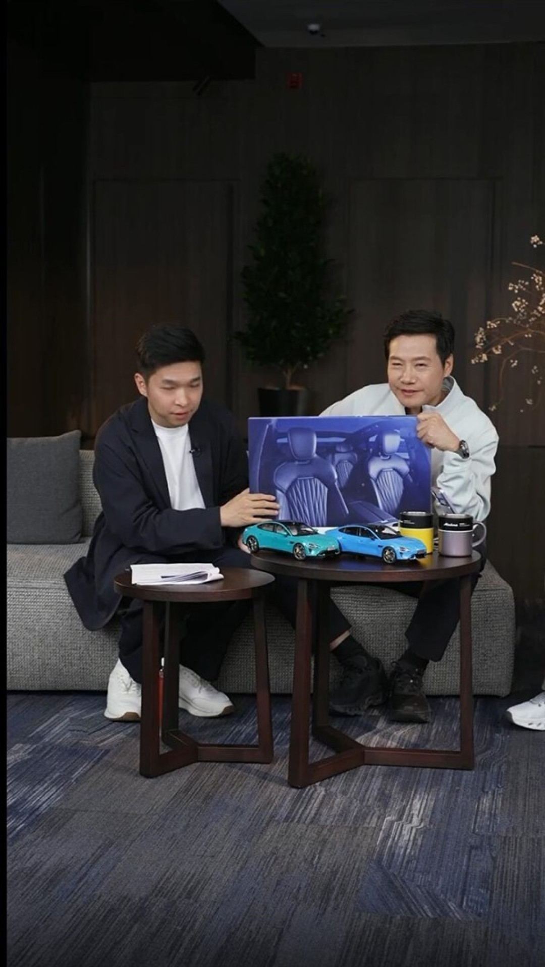 雷军直播回应SU7座椅争议:撞色设计显时尚,四款内饰可选
