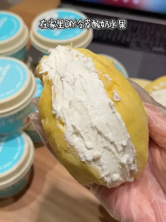 干噎又丝滑还得是乐纯！！！！我心中的白月光！夹榴莲好吃的旁边丝个人都不知道了#干噎酸奶 #冷萃酸奶也可以这样吃 #冷萃酸奶