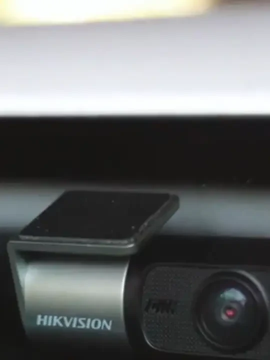 这年头谁还买传统汽车 DVR?不仅卡顿延迟,画质也不清晰,而且功能单一,根本满足不了我的需求。还好我有海康威视D1行车记录仪,它拥有超大广角视野,可以轻松捕捉盲区画面,还有AI智能分析,能自动识别异常