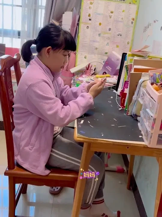 今天给女儿一个小惊喜，一套文具礼盒套装做为圣诞礼物送给她，里面有各种文具用品，女儿非常喜欢#文具用品 #文具礼盒套装 #儿童礼物