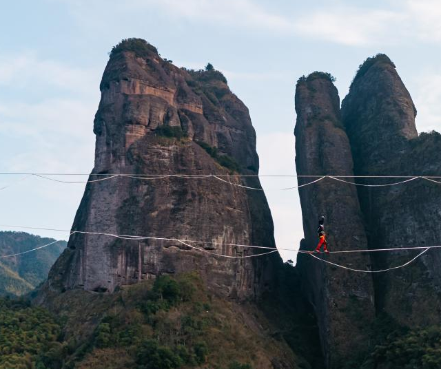 2026江郎山高空扁带表演赛活动圆满成功中外高手云端献艺喜迎新年