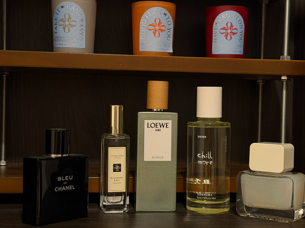 #爱看不看之粤购的buy# 我现有的香水:1.Chanel蔚蓝 不说了王一博个骚包2.祖玛珑黑莓与月桂叶 浆果味带着树枝绿叶的清香 不是很甜调的那种 后调是雪松的味道很安心很温暖(两极分化很严重 但是