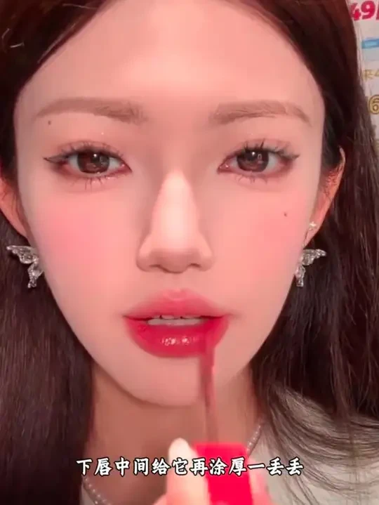 这个唇釉真的不掉色耶！哑光和镜面之间很高级的质感#美宝莲锁吻棒  #不掉色口红  #唇釉试色