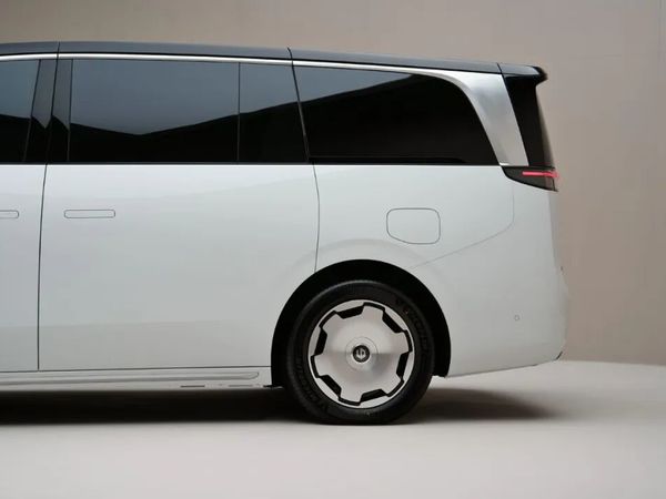 MPV市场要变天了！零跑D99杀到，这是准备血洗大型MPV的节奏啊！