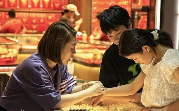 贵金属三剑客走出史诗级牛市，2026还要入手金银铂吗