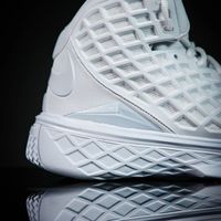 科比战靴复刻款：情怀溢价还是实战之选？全网观点大碰撞