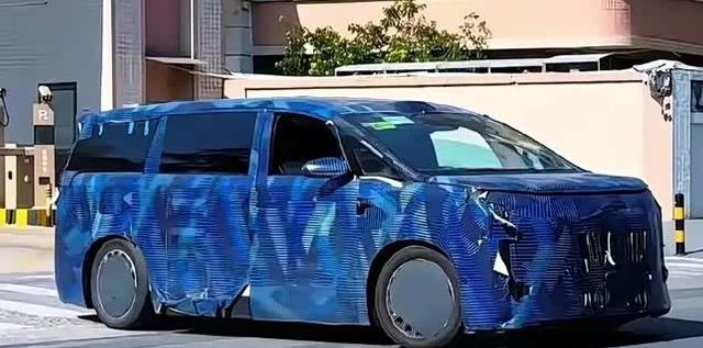 比亚迪终于坐不住了！车长5米4，标配易三方，腾势D9L来了！