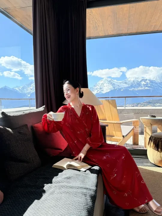 窗外是冷的雪山，屋里是旺的红