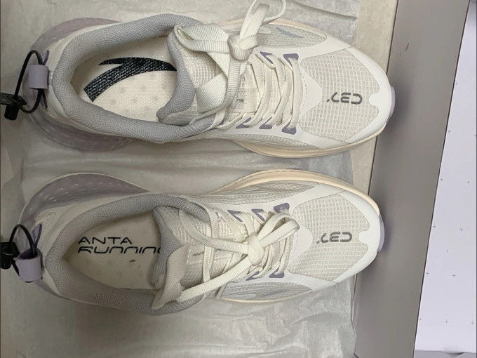 安踏跑鞋