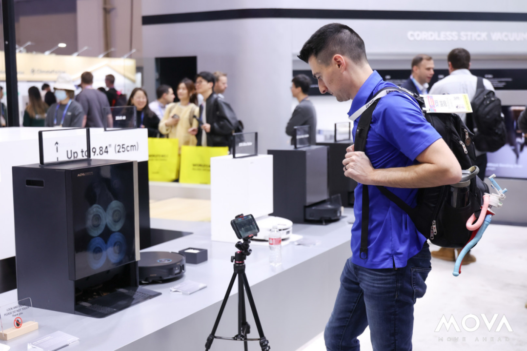 CES 2026 | MOVA的扫地机器人,不光能爬楼还能飞