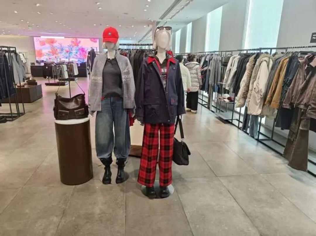 告别女装“内卷”,中年女性在男装区找到新年战袍的“最优解”