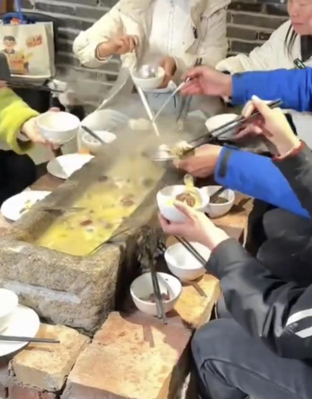 湖南石槽火锅被指像“猪食槽”,老板:喂猪的红薯叶人也在吃
