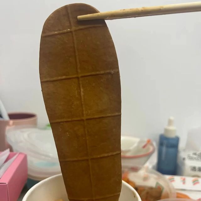7-Eleven部分门店上新“鞋底豆干”，网友：“我以为是AI，结果是真的”。门店称：销量一般“就是普通的豆干，只不过形状像鞋底一样”