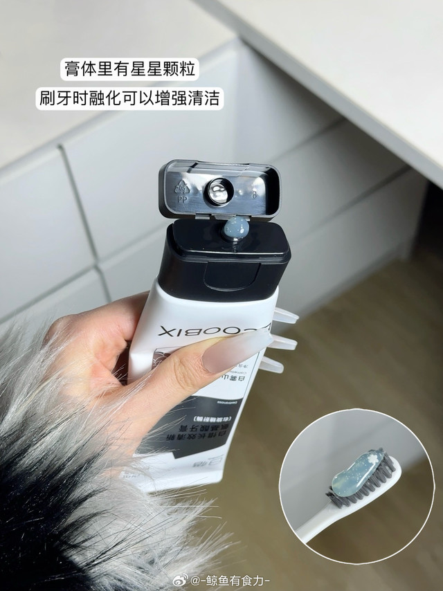 牙敏感星人终于挖到宝！白惜这组口腔护理CP，温和度和使用感直接戳中我～牙膏是氨基酸清洁配方，牙敏用着完全不酸牙；里面的水合硅石能微米级抛光牙齿，慢慢淡化牙渍，牙齿会肉眼可见地变亮，沸石还能吸附牙菌斑，
