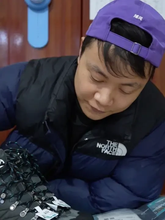 大家都用什么战靴？这款鞋子怎么样？有没有那个家人实战过的 #scarpa  #户外 #徒步 #战靴 #开箱视频