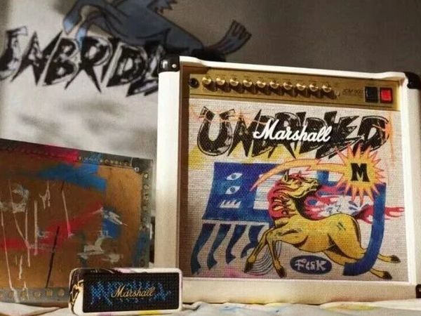 为解决管箱家用问题，世音琴行特地去了趟Marshall总部，顺便带回来马年限量版音箱