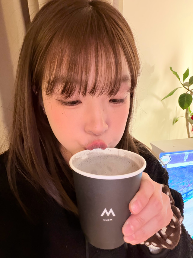 冬天总是很爱自己今天是今年最爱的热饮 M stand的黑芝麻巴斯克牛乳很巧的是去年冬天这个时候在爱星巴克的芝麻福厚乳拿铁（但是不知道后面怎么下架了）人就是会在不同时期反复爱上一个元素！这两款好像都没咖