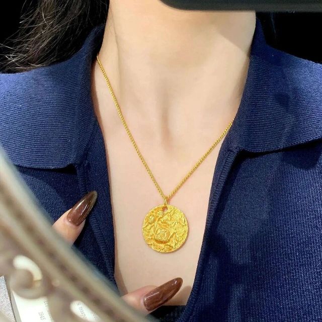 立体浮雕黄金吊坠艺术感十足