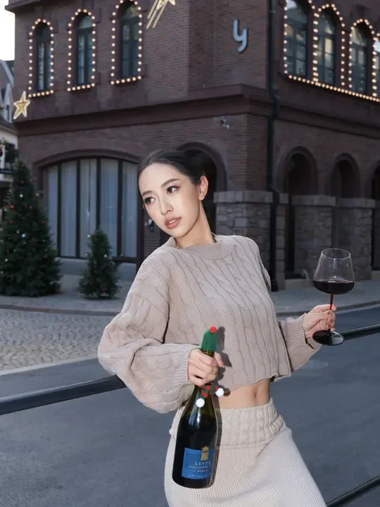 圣诞微醺指南：一杯暖心红酒，解锁街头松弛感