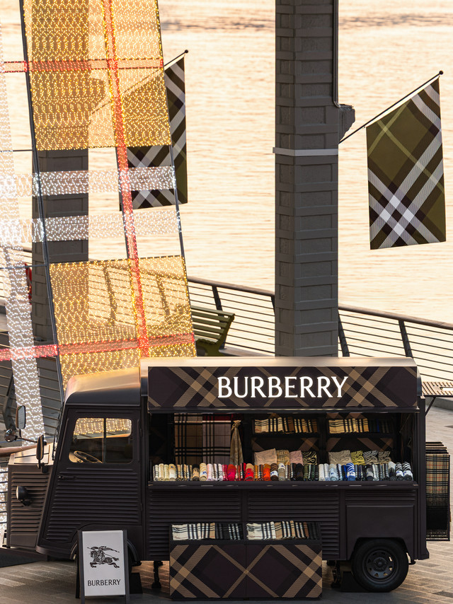 #Burberry英式慢游##新城事# 的最近被Burberry全新广告大片《信笺寄意，映像伦敦》狠狠戳中了心巴💕 。奥斯卡影后Olivia Colman领衔主演，著名导演John Madden掌镜，