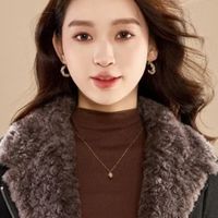 冬季绒绒穿搭指南｜羊羔毛配牛仔，保暖时髦两不误