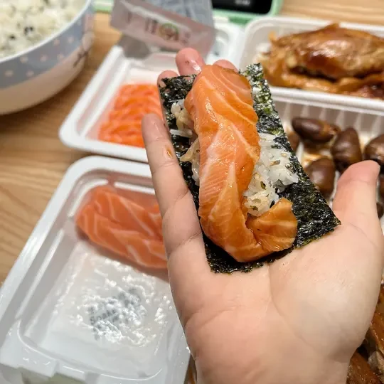 自制三文鱼寿司饭团🍣！省钱又好吃！