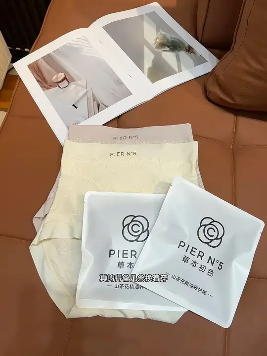 终于让我找到了草本初色这款山茶花浮雕内裤！高级感满满的同时上身还巨舒服！追求舒适度的姐妹一定要试试！#贴身衣物 #面料柔软舒适 #加长裆内裤 #女士内裤