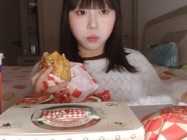 吃塔斯汀闲聊注意音量