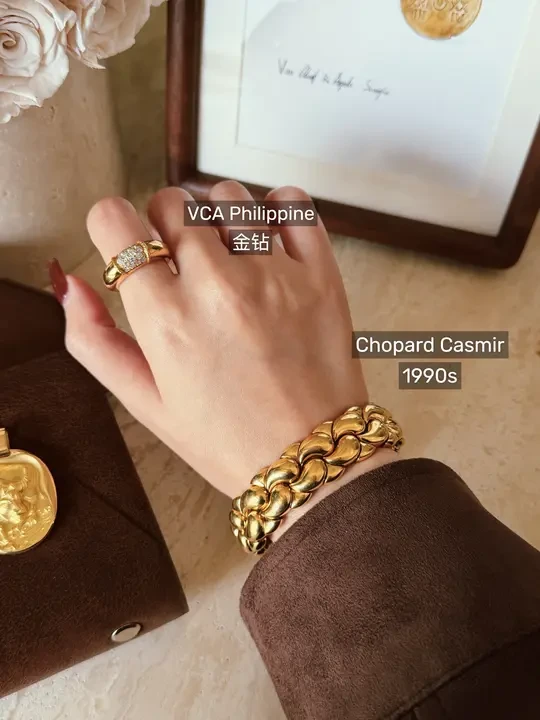 还是老Chopard有韵味🤎复古的大金镯子