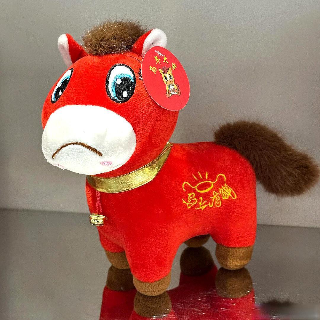 义乌残次品哭哭马走红，卖的不是玩具，是打工人的情绪价值