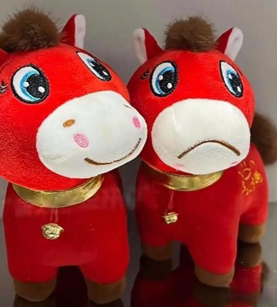 义乌残次品哭哭马走红，卖的不是玩具，是打工人的情绪价值