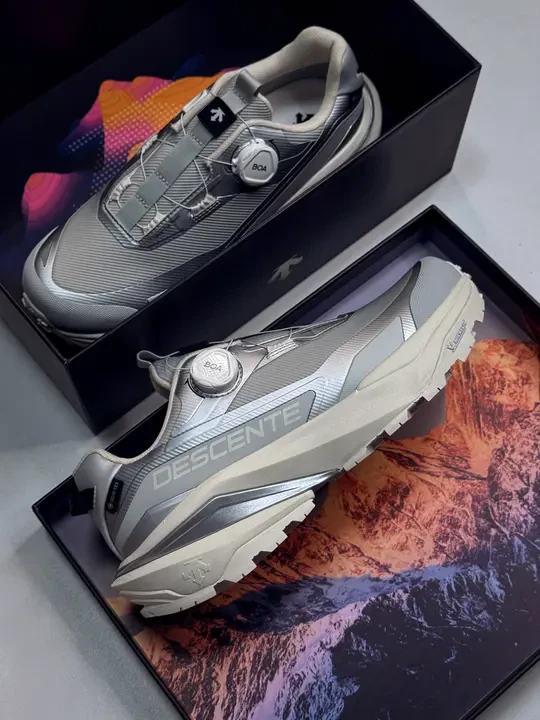 DESCENTE SNOW TREK GTX👟
户外多功能运动鞋
	
你们不知道，认识鞋履设计师是件多幸福的事！感谢萌萌桑和我分享他的作品！很多时候，我们看鞋子不是鞋子。TA是有性格，有灵魂，是可以和