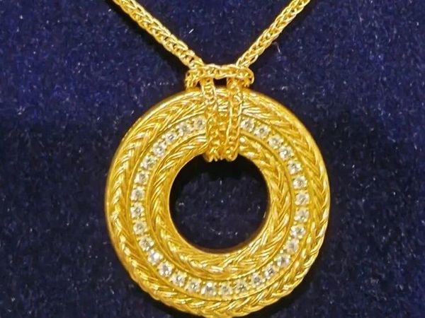 不是剧情，是现实！周生生项链一夜飙涨15200元，金价过山车谁在买单？