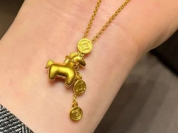 谁懂啊！周大福新款「马上有钱」项链，本命年闭眼冲！